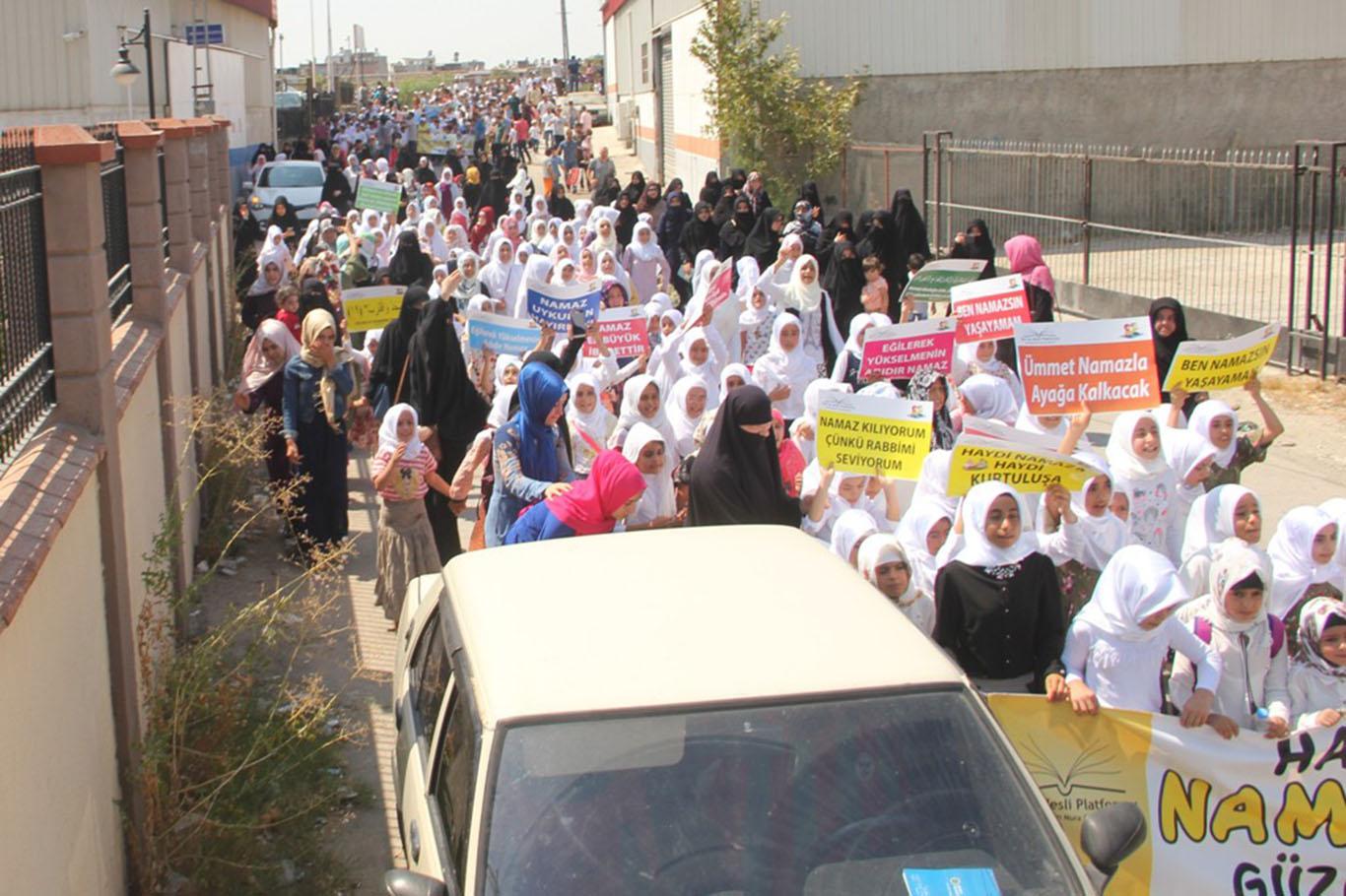 Adana’da yüzlerce çocuğa namaz eğitimi verildi Adana’da yüzlerce çocuğa namaz eğitimi verildi